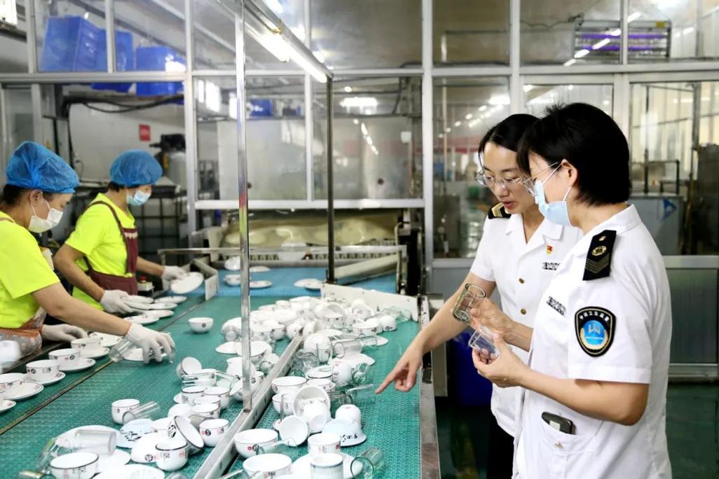 并对全市13家餐饮具集中消毒服务单位进行全覆盖全方位监督检查和产品